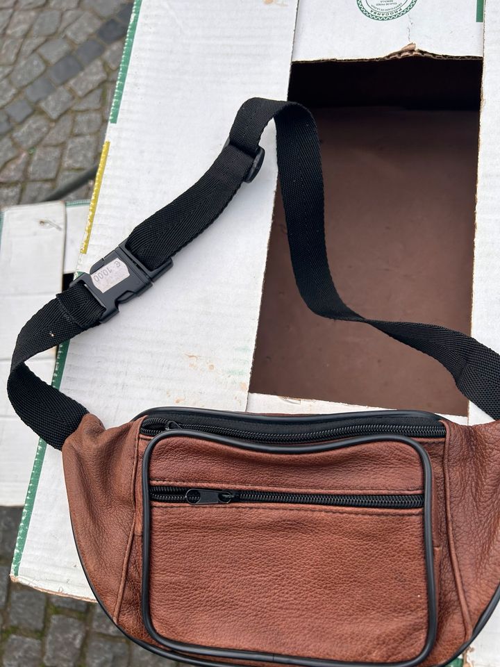 Bauchtasche Leder in Berlin