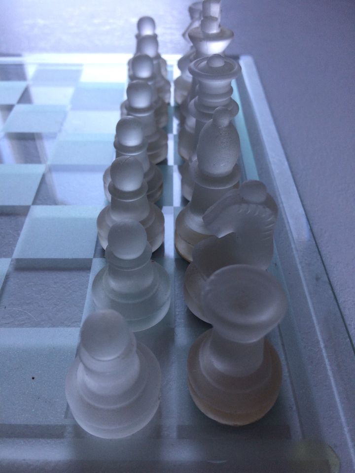 Schachspiel Figuren und Brett aus Glas in Hannover