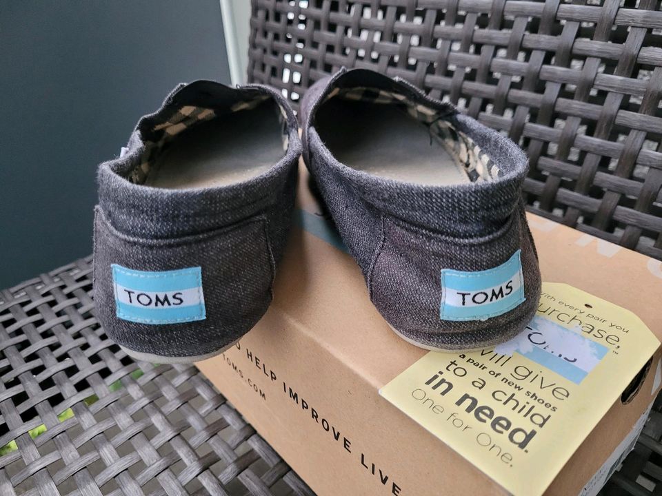 Schöne TOMS Schuhe ❤️ Espadrilles, Alpargata, Slipper, dunkelgrau in Frankfurt am Main