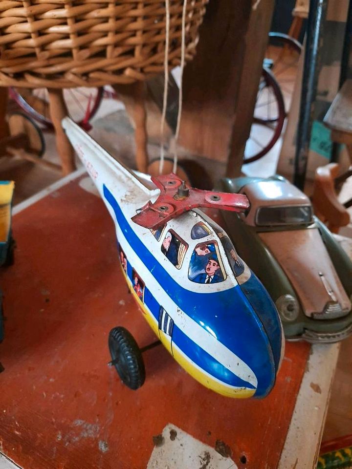 Alte Metallautos Hubschrauber Spielzeug in Wulften