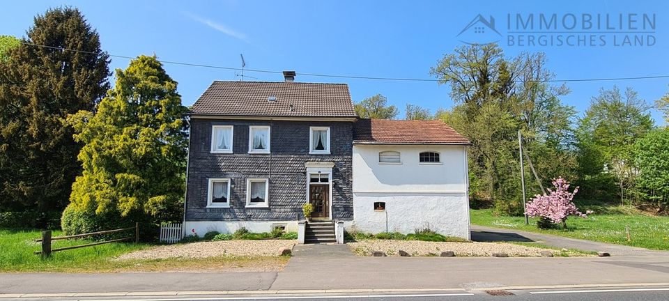 FACHWERKHAUS MIT NEBENGEBÄUDEN UND BAUPLATZ FÜR EIN DOPPELHAUS in Hückeswagen