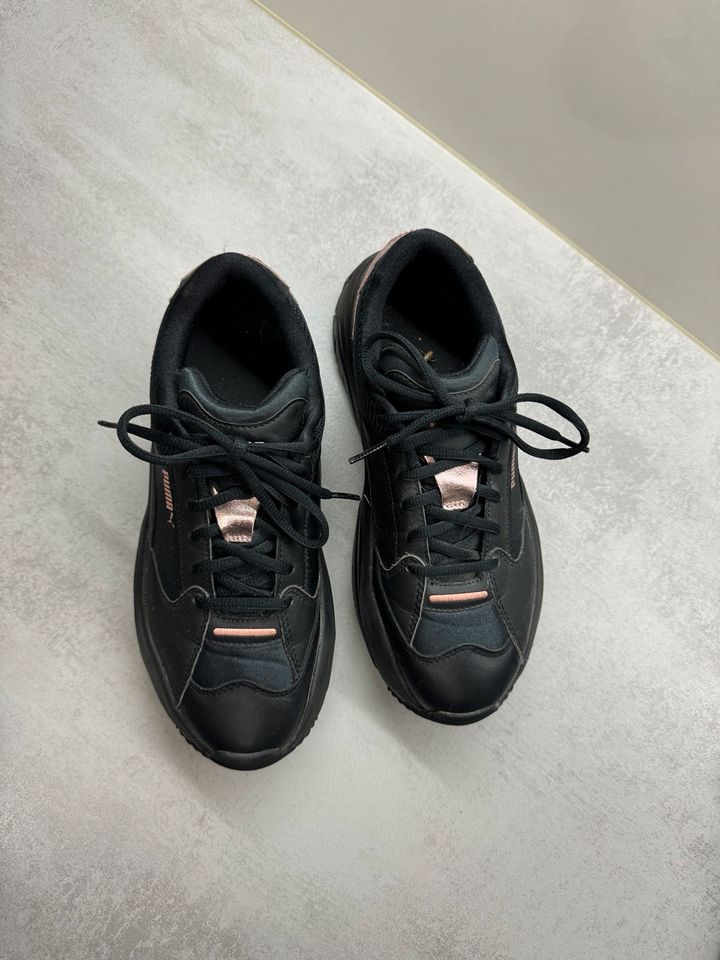 Puma Sneaker, schwarz, rosé metallic, Gr. 40 in Kaarst