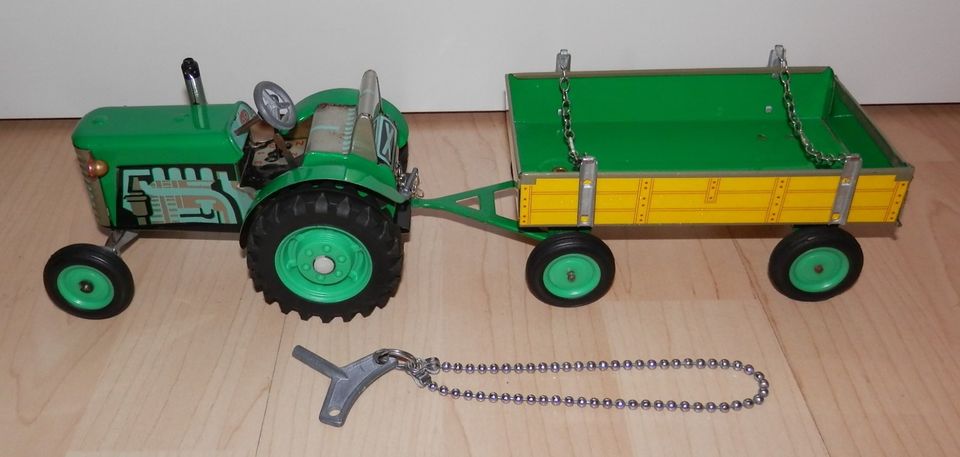 Kovap Blechspielzeug Traktor mit Anhänger Topzustand in Neuwied