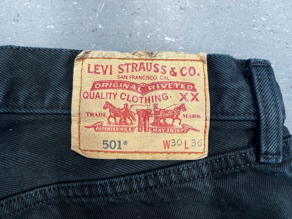 Levis Levi's 501 Jeans W30 L36 Button Fly Schwarz in München