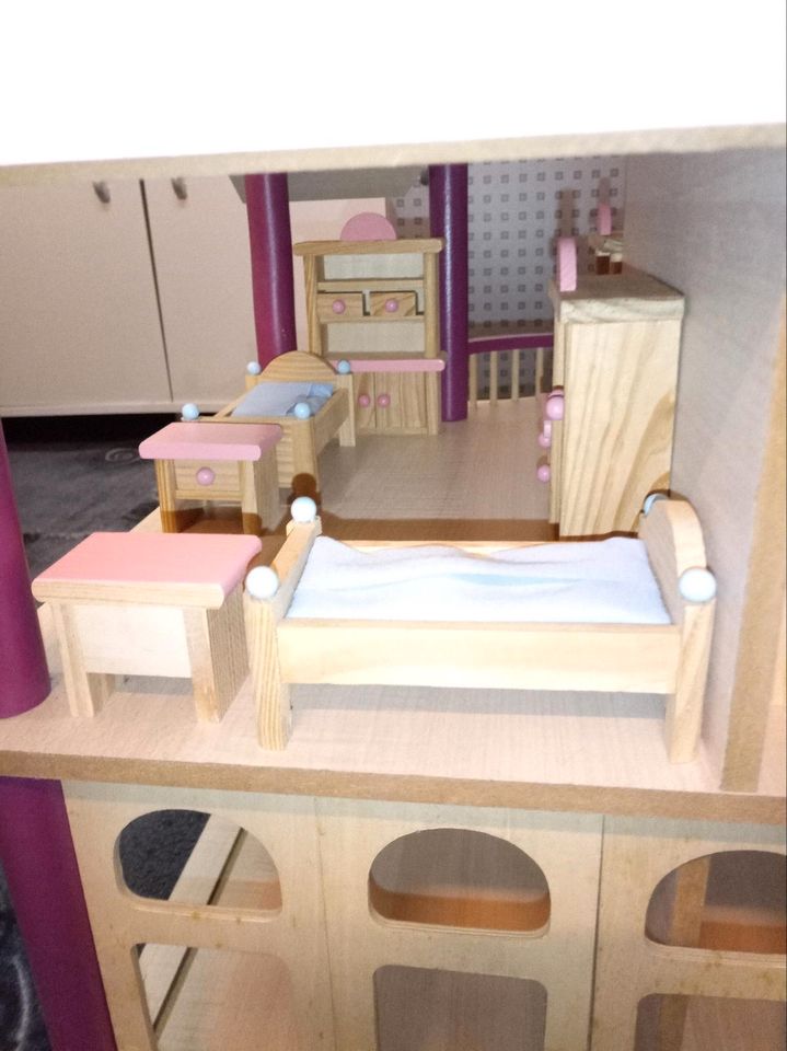 Puppenhaus aus Holz pink mit biegbaren Puppen + Zubehör in Hamm