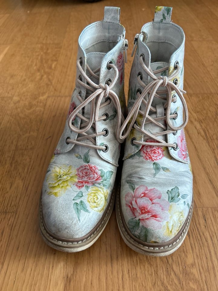 Schuhe mit Blumenmotiv in Frankfurt am Main