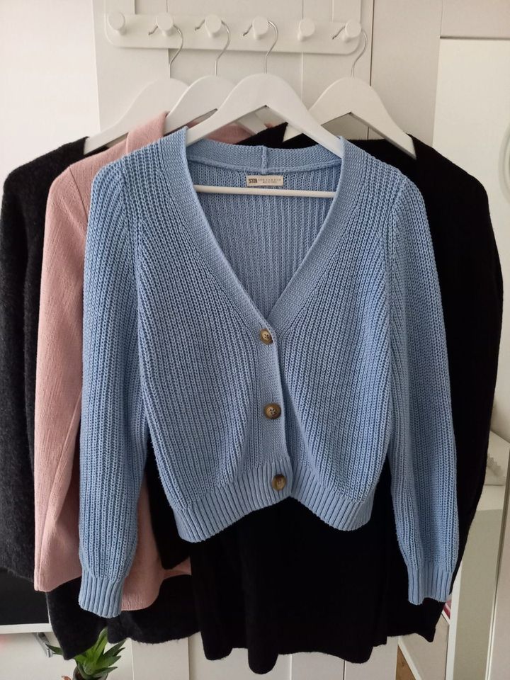 Set: 4 Jacken Gr. XS, Blazer rosa H&M, 2 Strickjacken Pieces in Neustadt