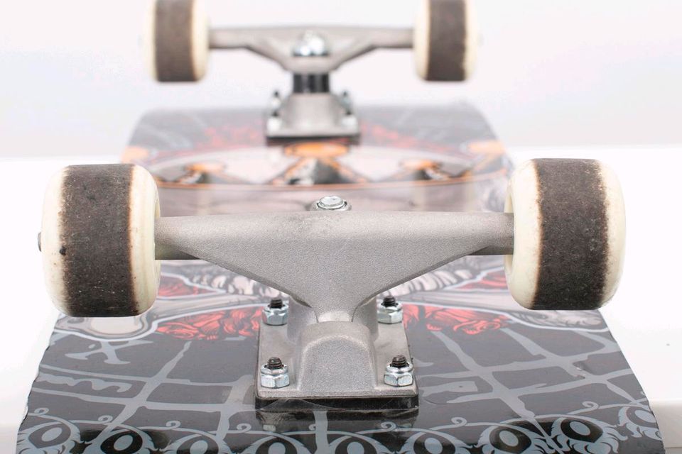 Skatboard mit Totenkopf in Großostheim