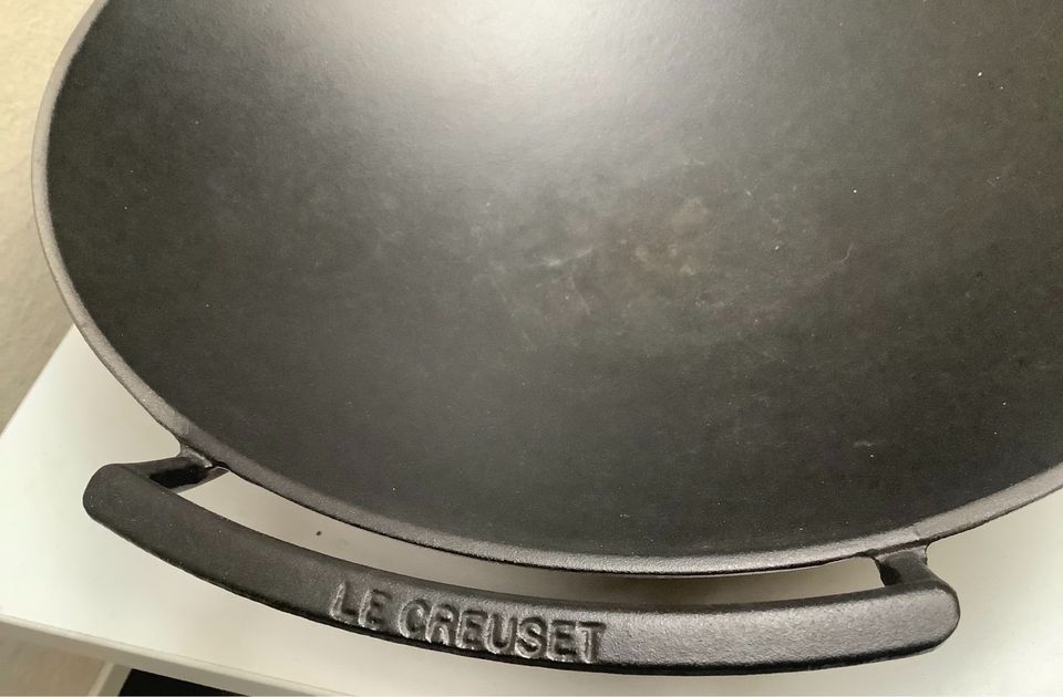 Le Creuset 36 cm Wok aus Gusseisen mit Deckel in Frankfurt am Main