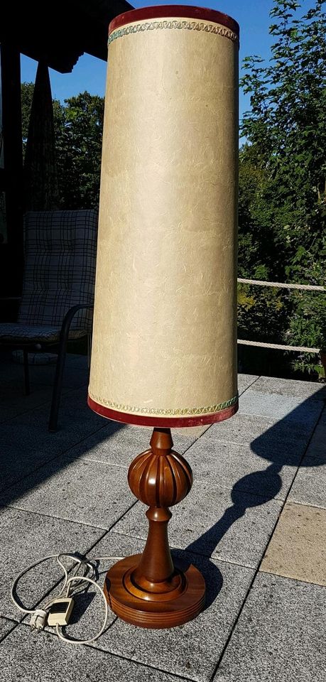 Stehlampe Holzfuß Antik 50er/60er Höhe 142 cm in Beckingen