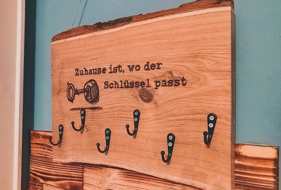 Rustikale Holz-Schlüsselbretter (Handarbeit/Brandmalerei) in Wildeshausen