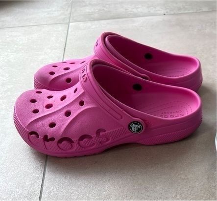 Crocs Iconic Clocs Badeschuhe Größe J3 34 / 35 in Großbeeren