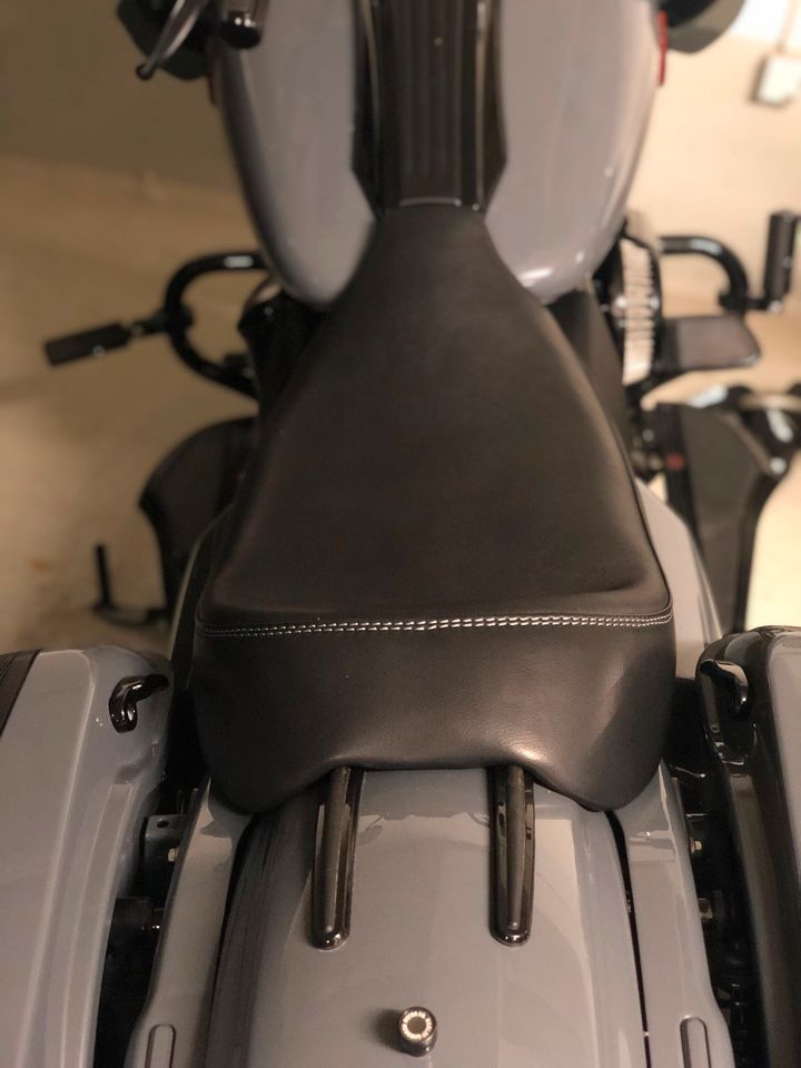 Handgefertigte Sattlerarbeit Sitzbank für Harley Davidson Tourer in Hamburg