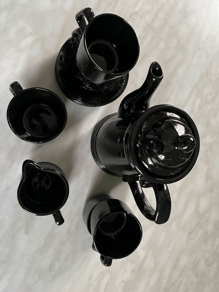 Kaffeekanne je 6 Tassen/ Unterteller etc. Schwarz gemustert in Gießen