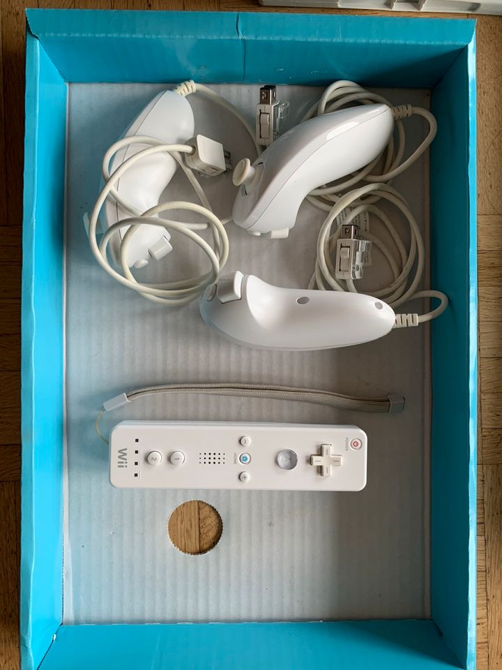 Nintendo Wii inkl. Controller, Nunchuk, Balanceboard und Spielen in Köln