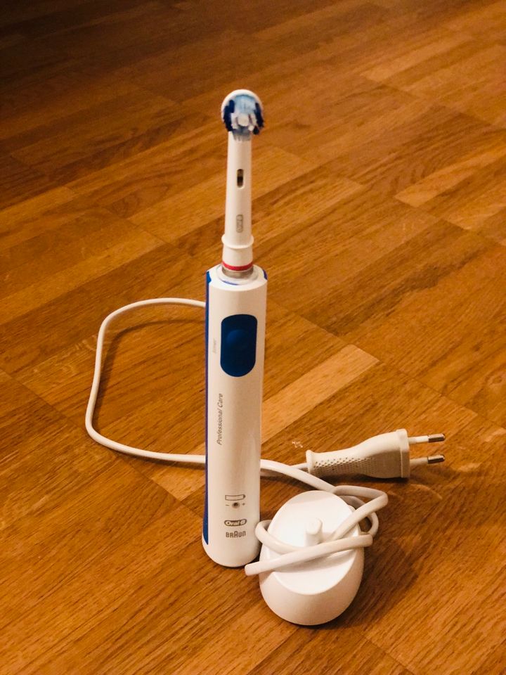 Elektrische Zahnbürste Oral-B Braun, mit dem Ladegerät in Dußlingen