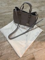 Fast neue Michael Kors Tasche Handtasche Grau Travel jet Set grau Bayern - Erlangen Vorschau