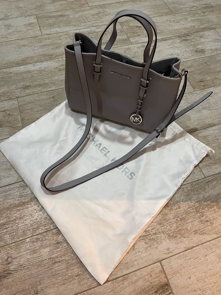 Fast neue Michael Kors Tasche Handtasche Grau Travel jet Set grau in Erlangen