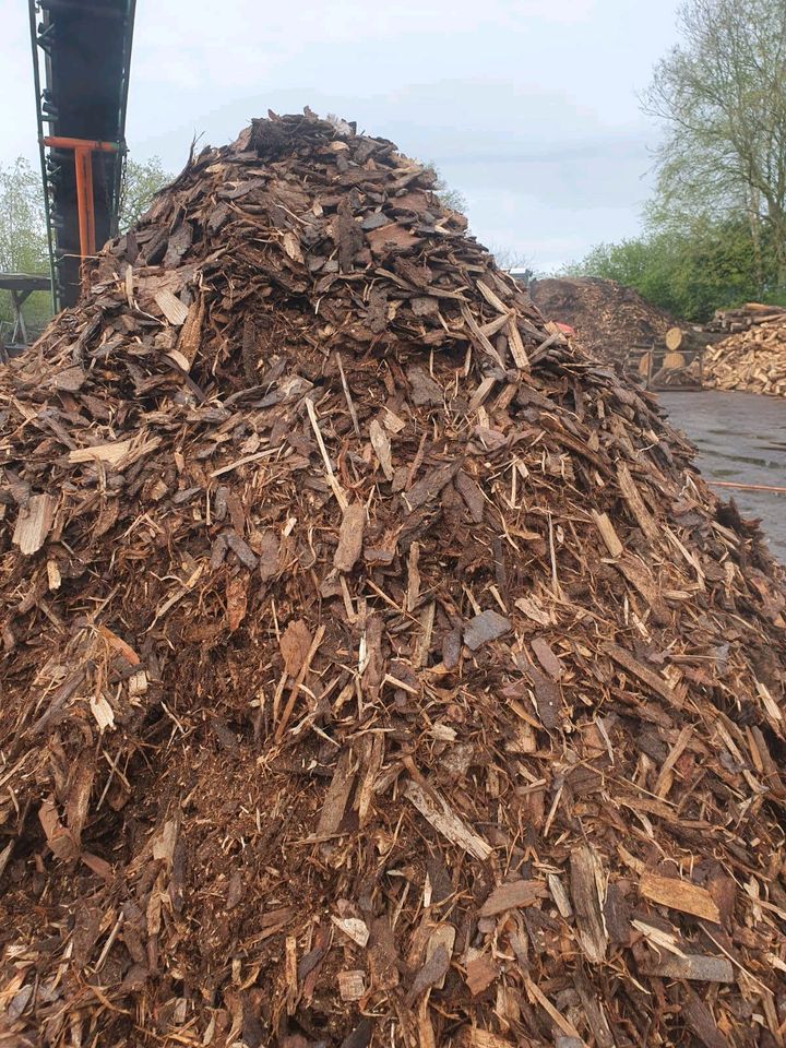 Rindenmulch aus eigener Herstellung Hackschnitzel Beetabdeckung in Aurich