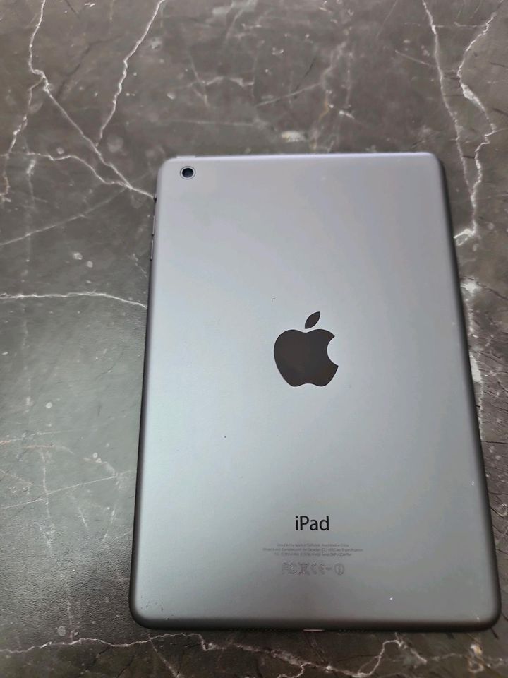 Apple iPad Mini 1. Generation 16 GB silber gebraucht in Emmering