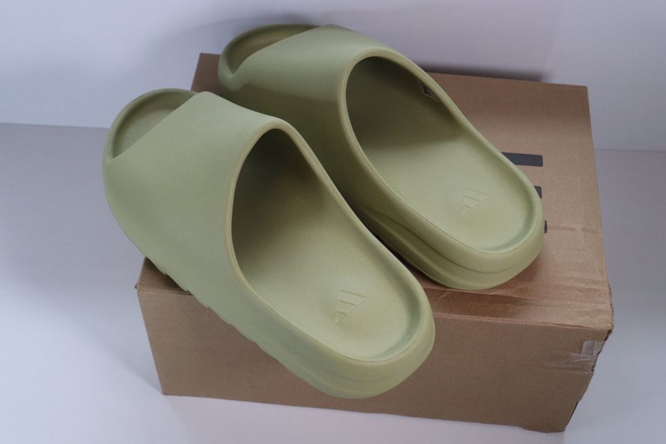 Adidas Yeezy Slide Resin (2022/24) Größe: EU47/US12 NEU & OVP in Alfhausen