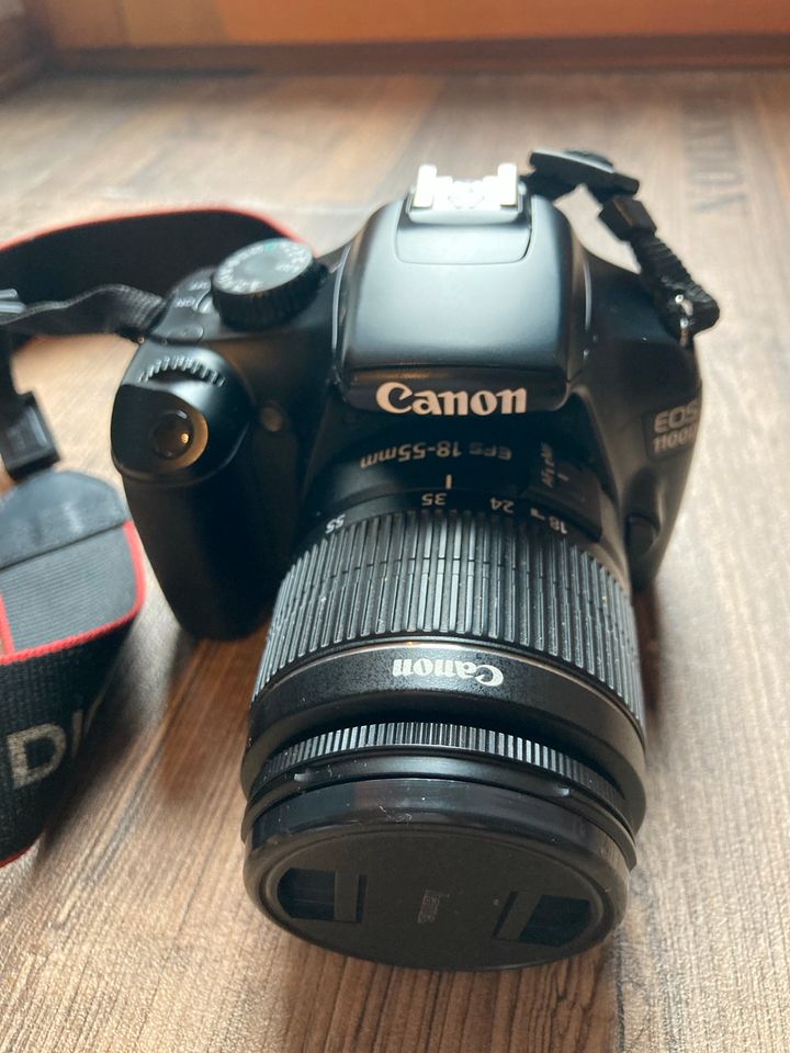 Spiegelreflexkamera Canon EOS 1100 D + zusätzliches Objektiv in Lachen