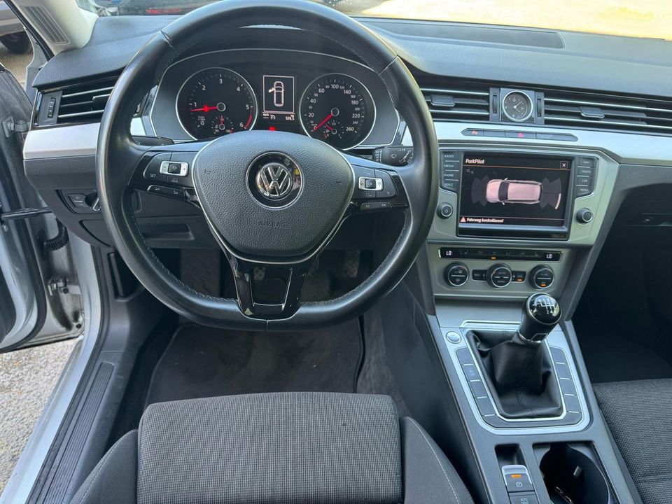 Volkswagen Passat Variant 2.0TDI Navi ACC Klimaaut. SHZ PDC in Hamburg