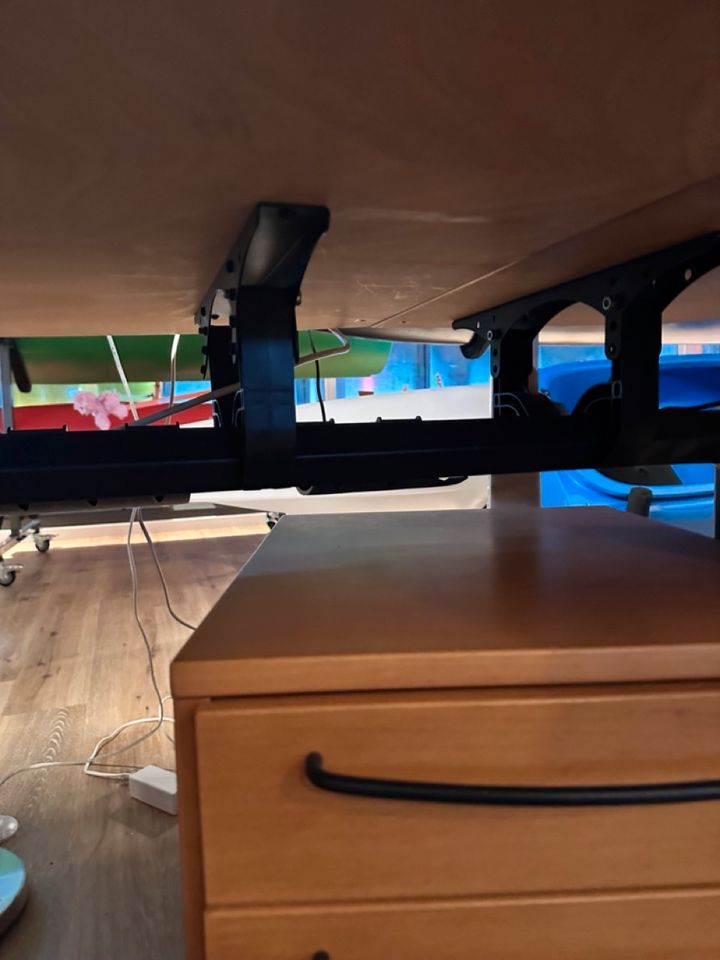 Höhenverstellbare Schreibtischkombi mit Rollcontainer in Kiel