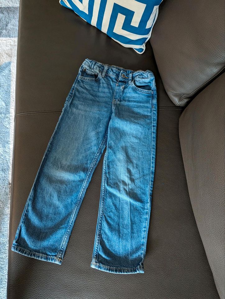 H&M Jeans loose fit Junge hellblau Gr. 116 in Frankfurt am Main