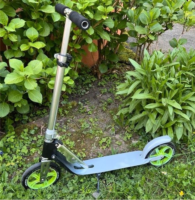 Hudora Big Wheel Scooter Kickroller mit UVEX Helm in Eppstein