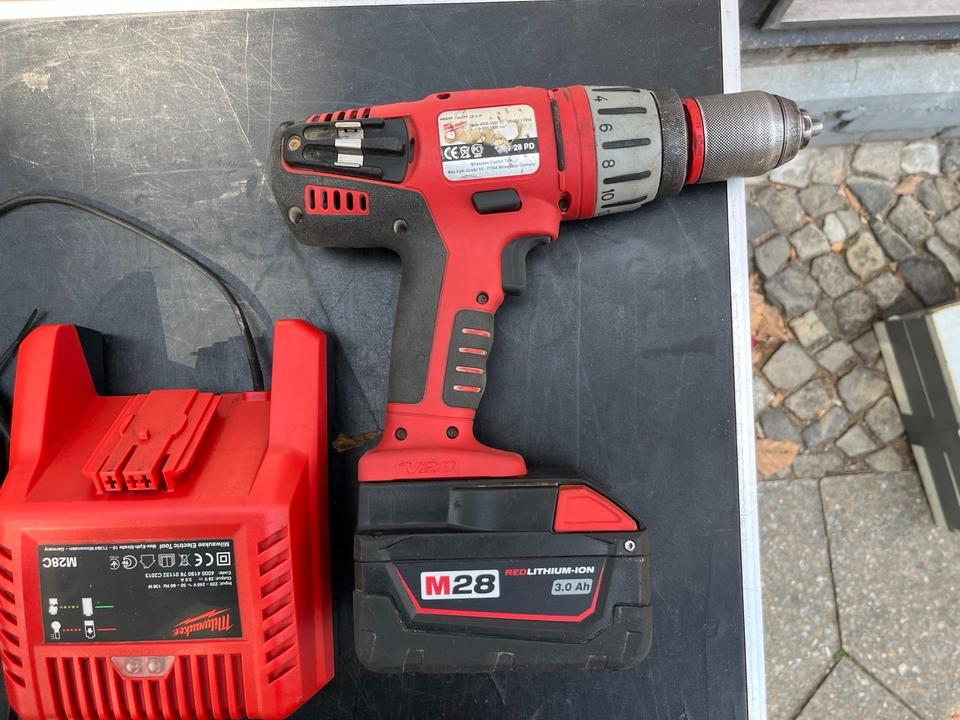 Milwaukee V 28 PD Akkuschrauber Akku 3.0Ah Liion Ladegerat Lampe