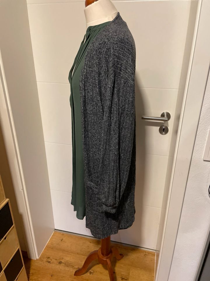 Schöne Strickjacke lang von Only Größe M grau in Freiamt