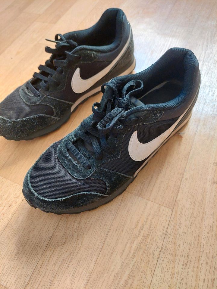 Nike MD Runner 2 Sneaker schwarz Größe 43 in Darmstadt