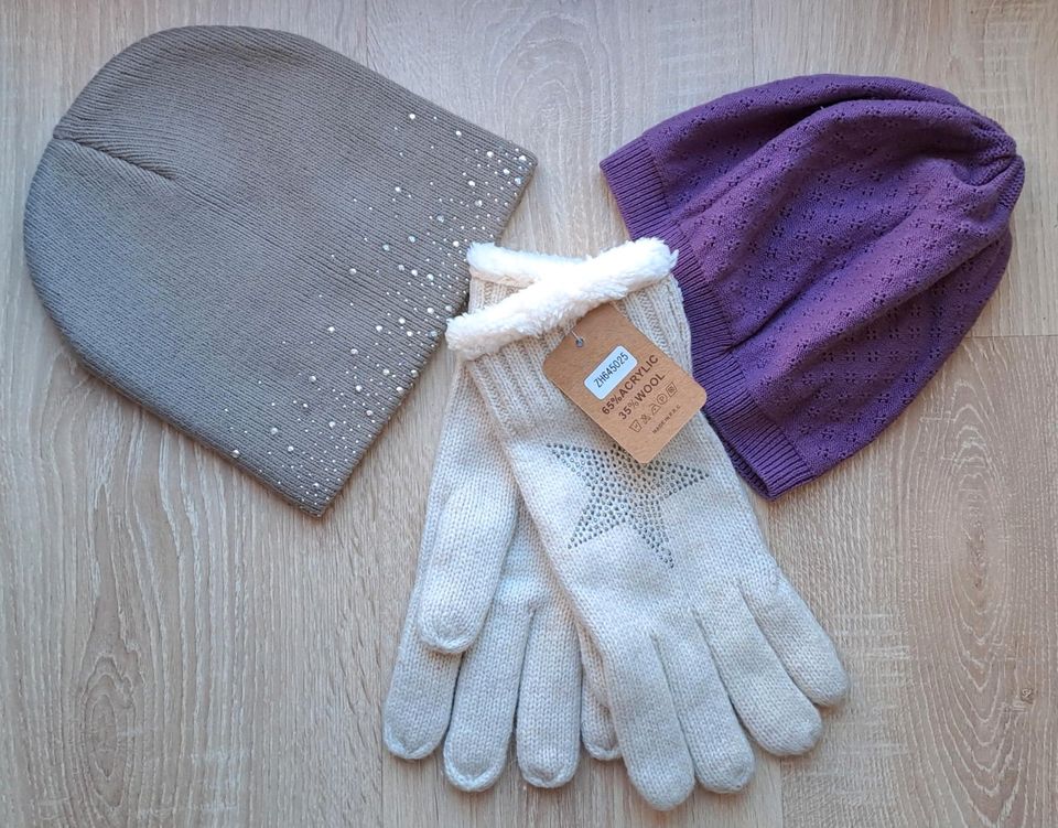 Damen-Set  Handschuhe und zwei Mützen in Erkrath