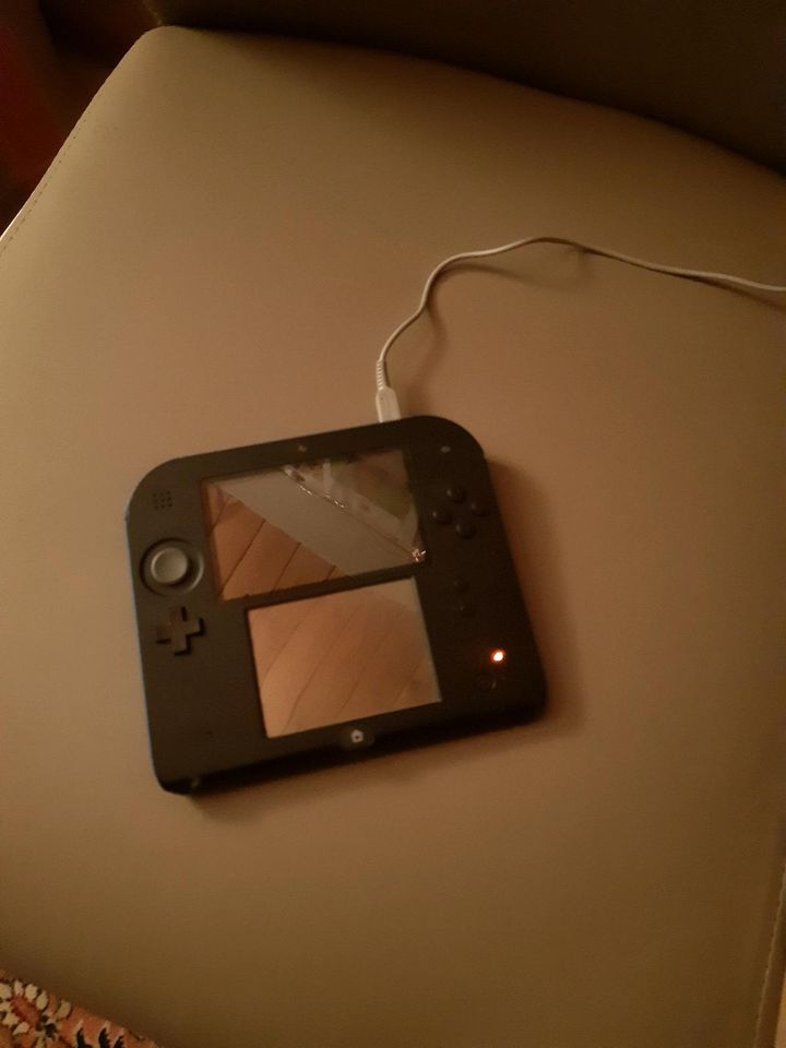 Nintendo 2 DS mit Ladekabel u. 5 Spielen in Groß Rheide