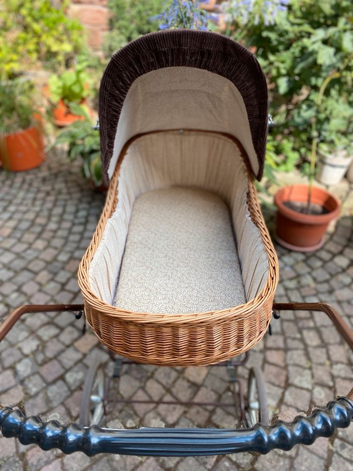 Vintage Kinderwagen 80er Jahre Korb Kord Braun Nostalgie Retro in Großostheim