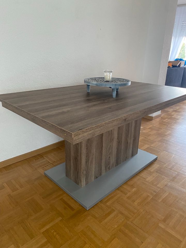 Tisch, Esszimmer in Karlsruhe
