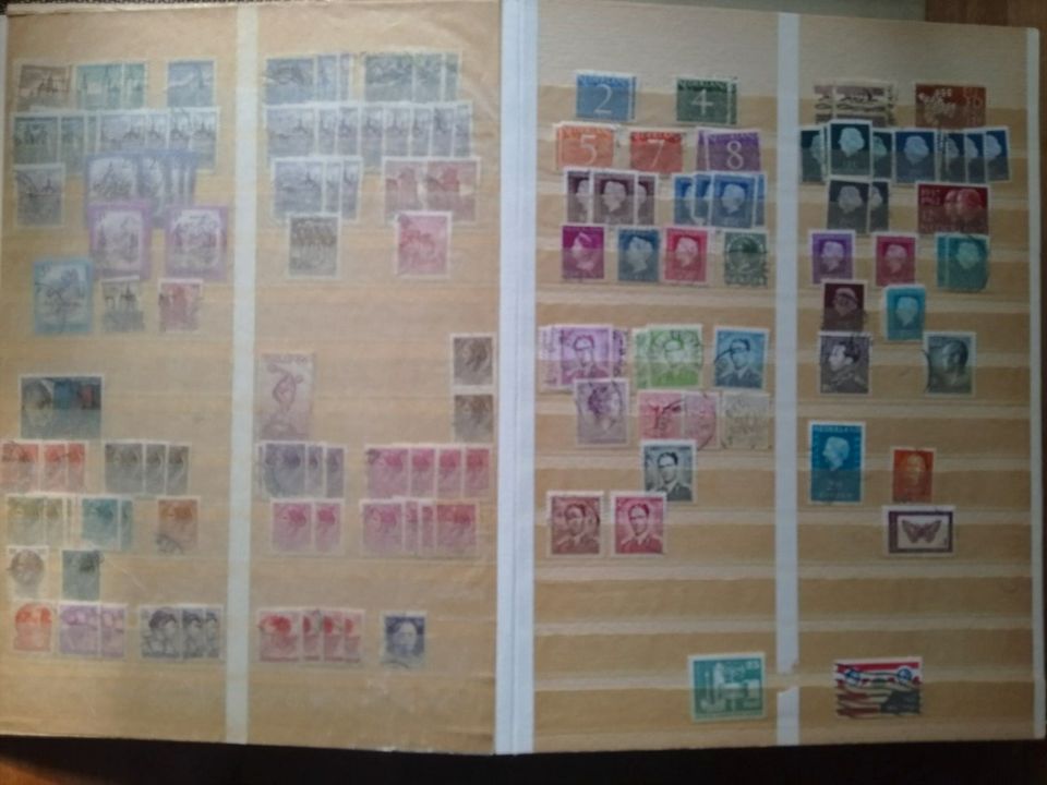 1 Karton Briefmarkenalben / Sammlung in Düsseldorf