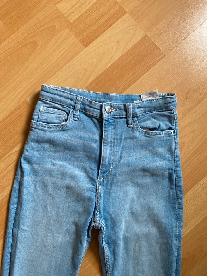 Skinny Jeans mit Schlitz/loch Größe 146 top Zustand in Bad Staffelstein
