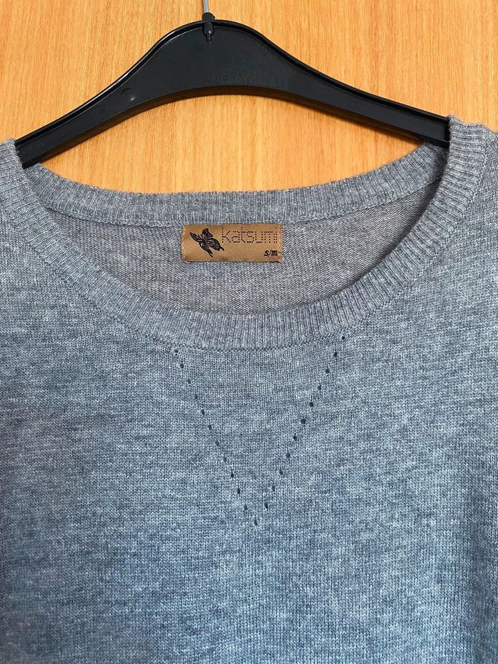 Katsumi  Pullover Gr. S/M grau mit Fransen -Neuwertig- in Langenzenn