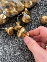 24 massive Küchenschrank Knöpfe Knopf Griff Goldfarben Schrauben Nordrhein-Westfalen - Nümbrecht Vorschau