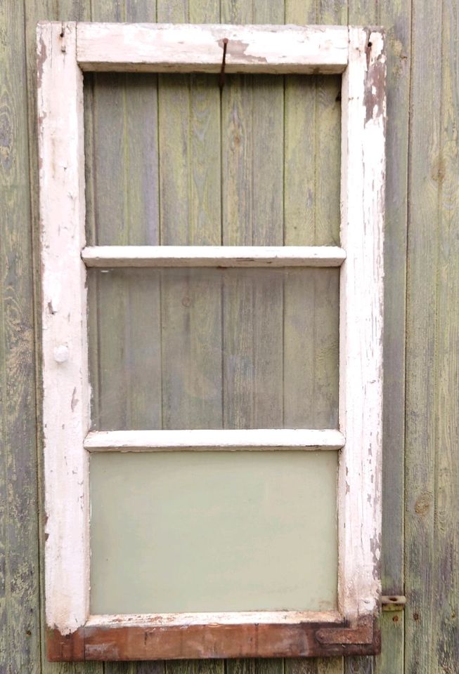 Sehr altes Holzfenster,  shabby in Königswartha