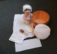 Sammler-Porzellanpuppe/Künstlerpuppe "Baby mit Wanne & Zubehör". Bayern - Utting Vorschau