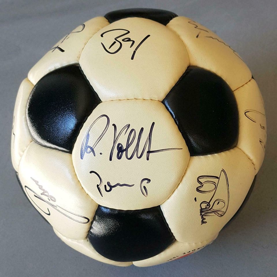 Bayer 04 Leverkusen Autogrammball 1984 Fussball mit Autogrammen in Köln