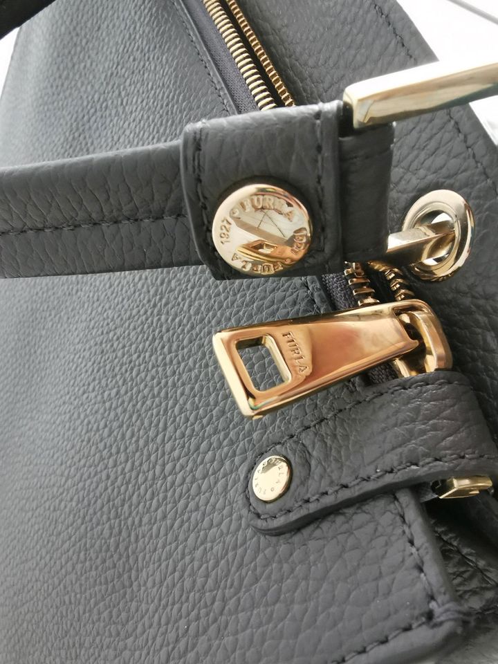 neuwertige FURLA Henkeltasche "Adele" in anthrazit in Merzenich