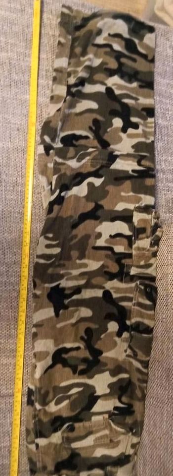 RELAXED FIT CORDHOSE MIT  CAMOUFLAGE-PRINT 100% Cotton in Hamburg