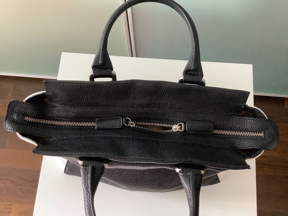 Madeleine Handtasche schwarz weiß Leder in Berlin