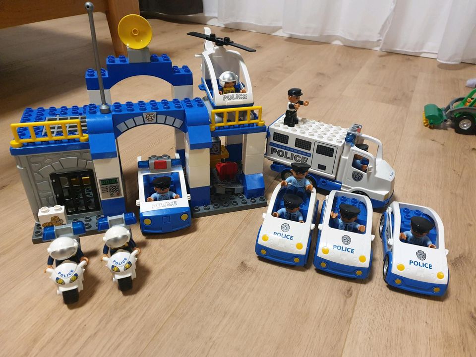 Lego Duplo Polizei Station mit vielen Polizeiautos in Centrum