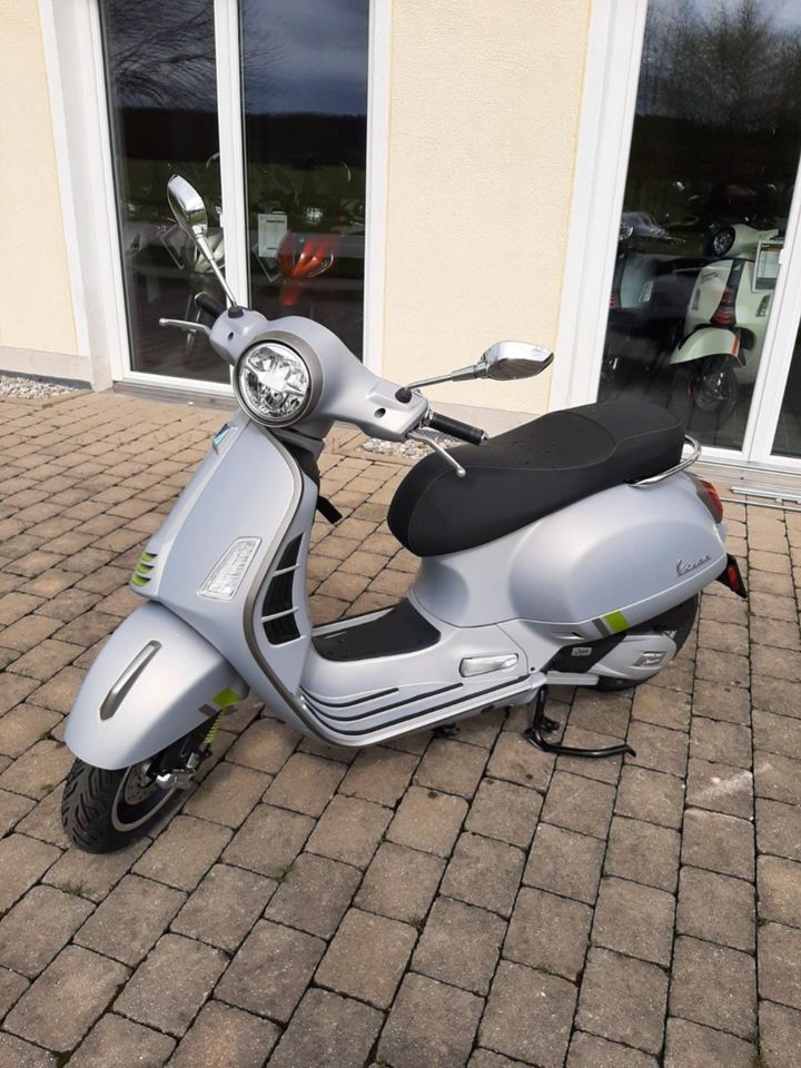 Vespa GTS 125 Supertech Model 2023 Neufahrzeug sofort verfügbar. in Petting