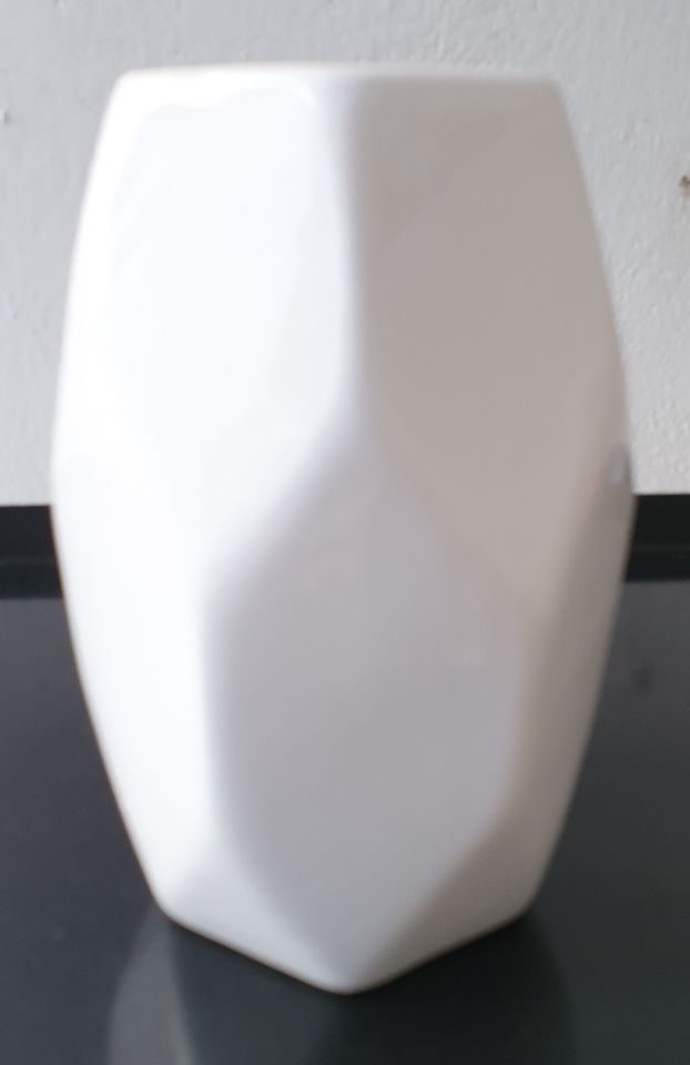 kleine weiße Vase, ca.15 cm hoch, sechseckig, Keramik, s. Fotos in Lübeck